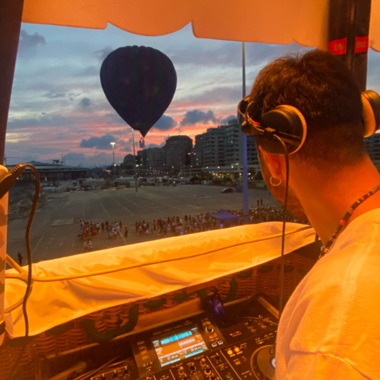 Dj in mongolfiera a Genova
